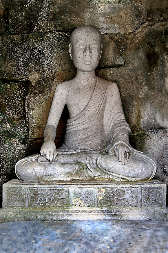 Bảo tượng Phật Hoàng Trần Nhân Tông được thờ tại vườn tháp Huệ Quang -Yên Tử