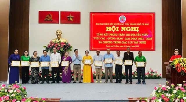 Hội NCT TP Cà Mau khen thưởng các cá nhân tiêu biểu có thành tích xuất sắc trong phong trào thi đua “Tuổi cao - Gương sáng” giai đoạn 2021 - 2025