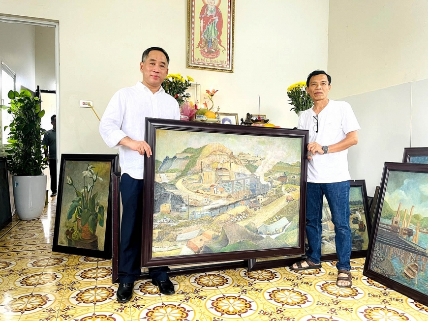 Ông Ngô Dương Hải (bên phải) trao tặng tranh của họa sĩ Ngô Phương Cúc cho lãnh đạo Bảo tàng Mĩ thuật Việt Nam.