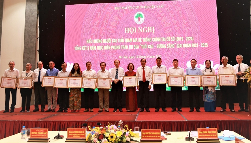 Chủ tịch Nguyễn Thanh Bình và các Phó Chủ tịch Hội NCT Việt Nam trao Bằng khen của Trung ương Hội cho các tập thể, cá nhân xuất sắc giai đoạn 2021 - 2025.