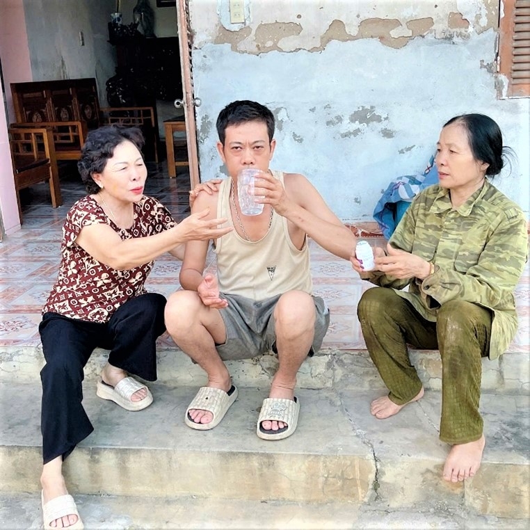 Các tình nguyện viên CLB LTHTGN thôn Đồng Ngọ chăm sóc cho anh Nguyễn Văn Thuấn mắc bệnh tâm thần