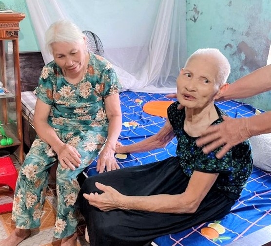 Các tình nguyện viên CLB LTHTGN thôn Đồng Ngọ chăm sóc cụ Nguyễn Thị Xuyến