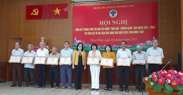  Lãnh đạo tỉnh đồng tháp khen thưởng các cá nhân tiêu biểu trong phong trào thi đua