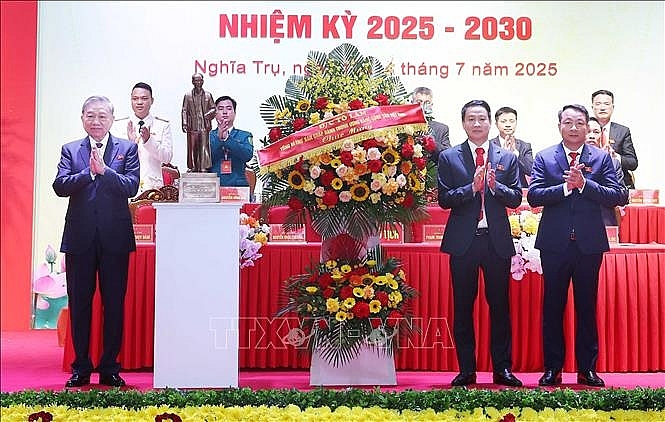 Tổng Bí thư Tô Lâm tặng lẵng hoa chúc mừng Đại hội đại biểu Đảng bộ xã Nghĩa Trụ nhiệm kỳ 2025 - 2030. Ảnh: Thống Nhất/TTXVN