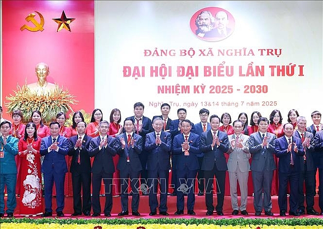 Tổng Bí thư Tô Lâm và đại biểu với Ban Chấp hành Đảng bộ xã Nghĩa Trụ khóa I, nhiệm kỳ 2025 - 2030. Ảnh: Thống Nhất/TTXVN