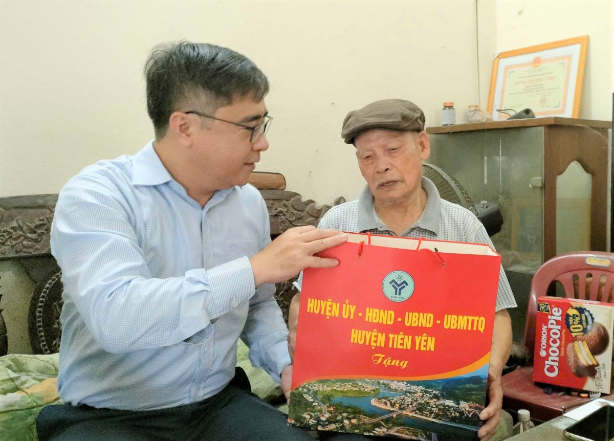 Tặng quà NCT hoàn cảnh khó khăn tỉnh Quảng Ninh nhân Tháng hành động vì NCT Việt Nam năm 2024