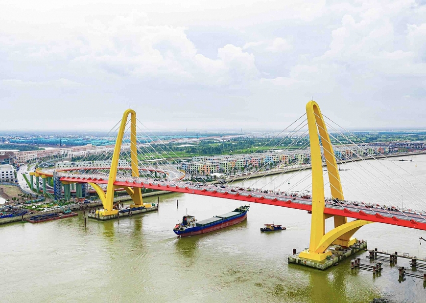 Cầu Hoàng Gia do Tập đoàn Vingroup đầu tư, kết nối trực tiếp dự án Vinhomes Royal Island với trung tâm thành phố đã chính thức thông xe