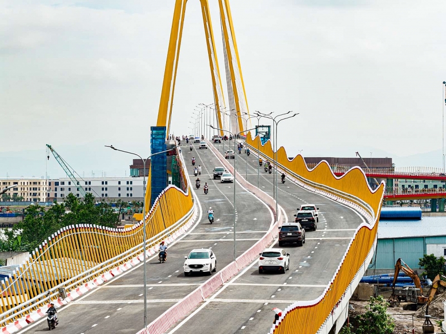 Cầu Hoàng Gia không chỉ giúp người dân di chuyển thuận tiện, nhanh chóng mà còn xác lập vị thế dẫn đầu của Vũ Yên trong không gian phát triển của Thuỷ Nguyên – trung tâm hành chính mới của Hải Phòng