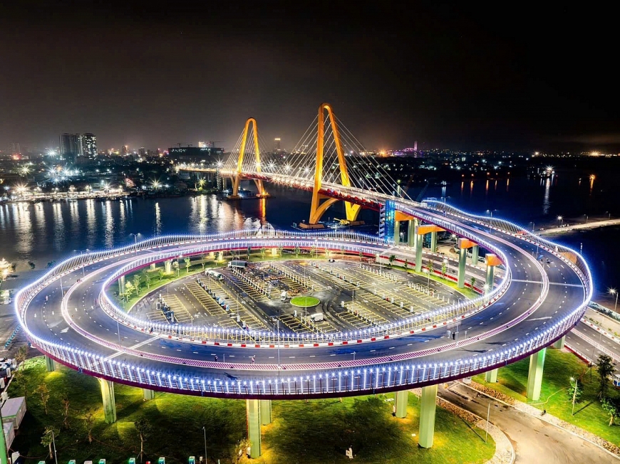 Cầu Hoàng Gia được Tập đoàn Vingroup triển khai thi công trong chưa đến 2 năm với thiết kế ấn tượng như cánh cửa chào đón quốc tế (World Gateway Bridge)