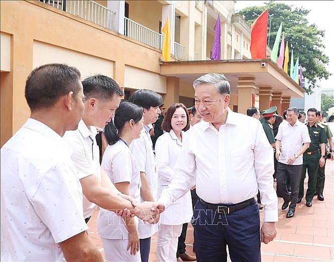 Tổng Bí thư Tô Lâm với các y bác sĩ, điều dưỡng Trung tâm Điều dưỡng thương binh Thuận Thành. Ảnh: Thống Nhất/TTXVN