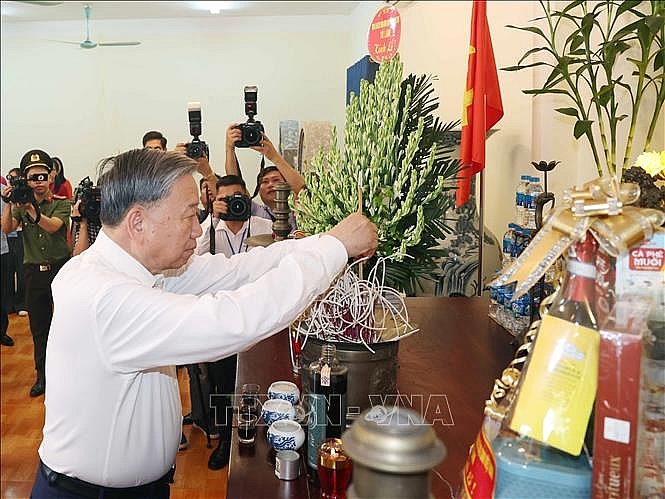 Tổng Bí thư Tô Lâm dâng hương tưởng niệm các Anh hùng liệt sĩ tại Trung tâm Điều dưỡng thương binh Thuận Thành. Ảnh: Thống Nhất/TTXVN