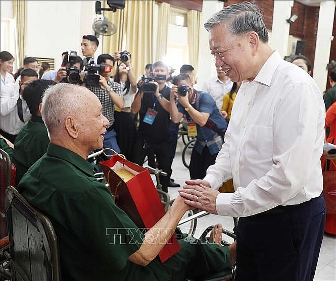 Tổng Bí thư Tô Lâm thăm hỏi và tặng quà cho thương bệnh binh. Ảnh: Thống Nhất/TTXVN