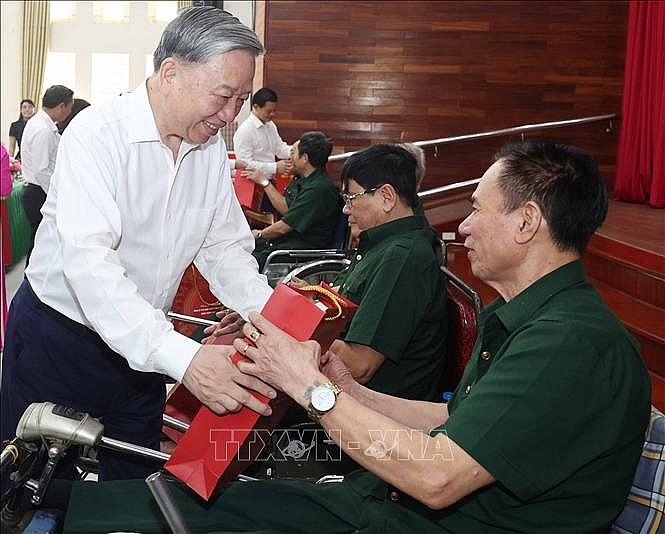 Tổng Bí thư Tô Lâm thăm hỏi và tặng quà cho thương bệnh binh. Ảnh: Thống Nhất/TTXVN
