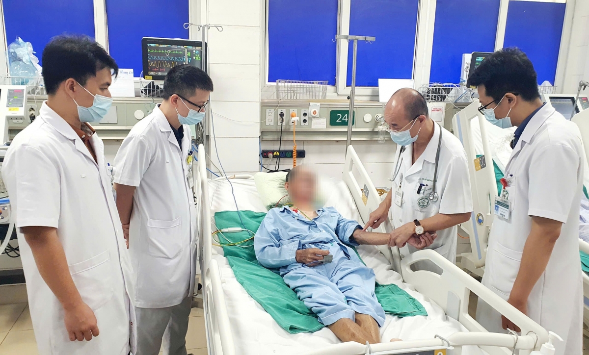 PGS.TS Đỗ Duy Cường, Viện trưởng Viện Y học Nhiệt đới Bạch Mai cùng các bác sĩ hội chẩn ca bệnh 63 tuổi