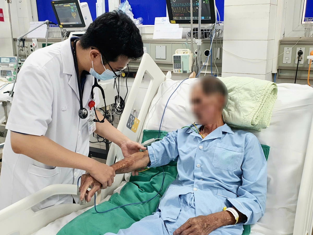 ThS. BS. Hoàng Quốc Thái Bình, Khoa Hồi sức tích cực, Viện Y học Nhiệt đới, Bệnh viện Bạch Mai kiểm tra các vết xuất huyết trên da bệnh nhân