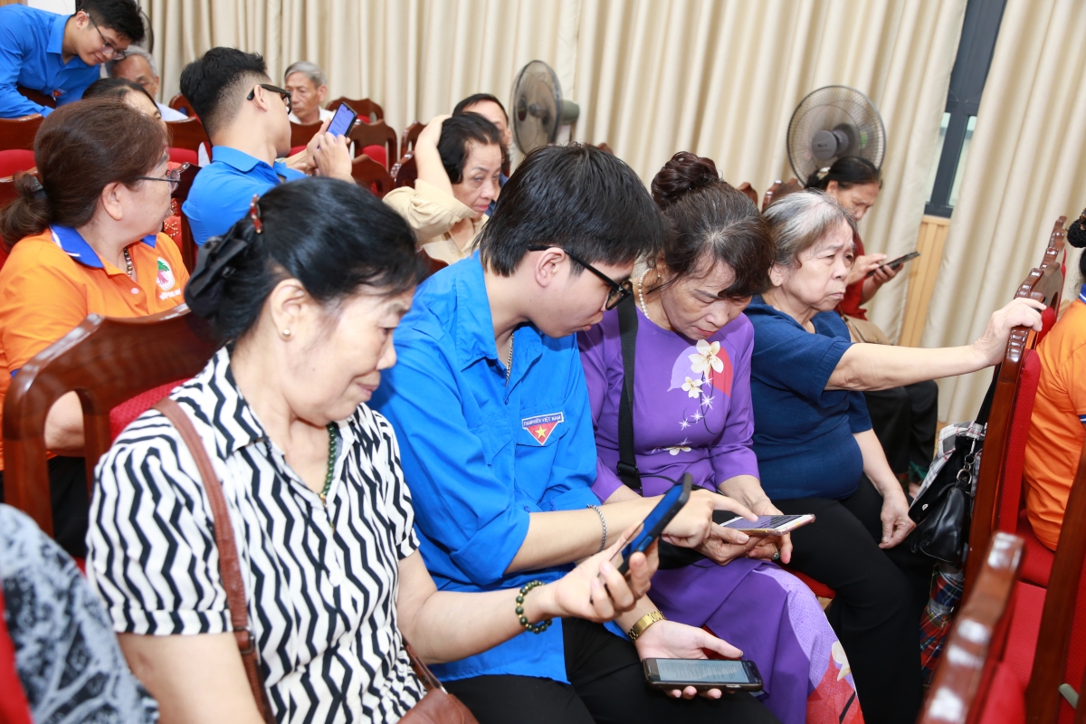Đoàn viên thanh niên TP Hà Nội hỗ trợ NCT sử dụng điện thoại thông minh và cài đặt các phần mềm ứng dụng