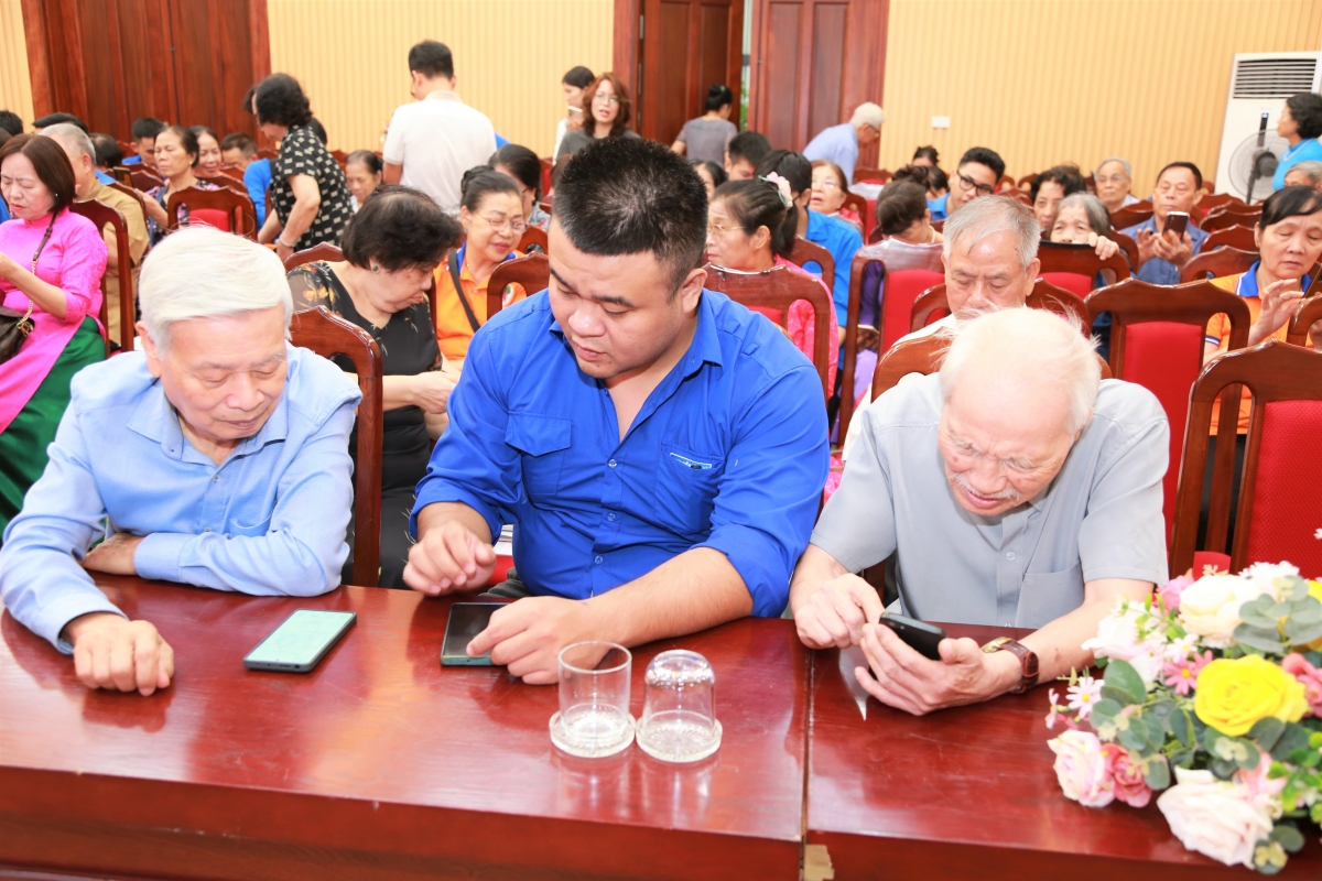 Người cao tuổi Thủ đô tích cực trang bị kỹ năng số