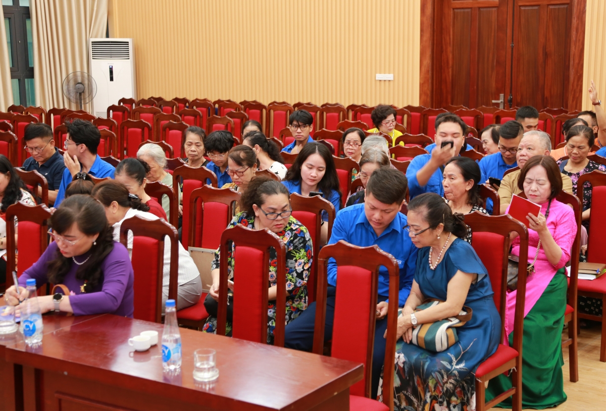 Đoàn viên thanh niên quận Tây Hồ hỗ trợ NCT sử dụng điện thoại thông minh và cài đặt các phần mềm ứng dụng