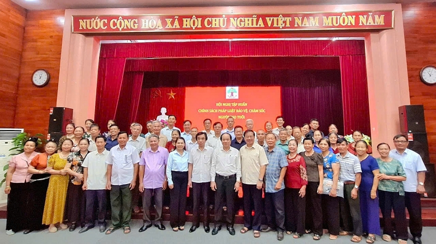 Các đại biểu tham gia lớp tập huấn công tác Hội chụp ảnh lưu niệm.