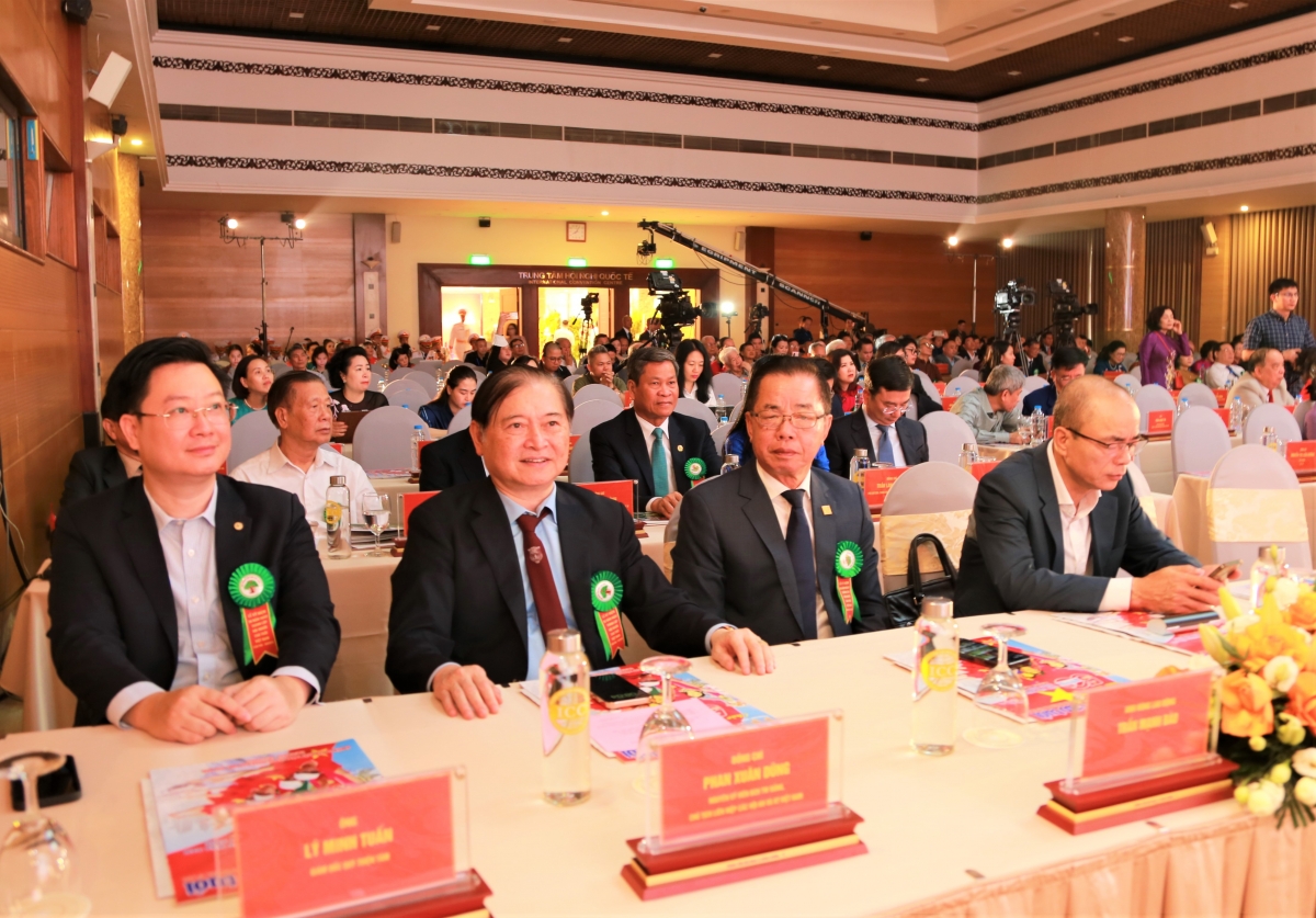 Anh hùng Lao động Trần Mạnh Báo (thứ hai từ phải sang) dự Lễ kỉ niệm 30 năm Ngày thành lập Hội NCT Việt Nam