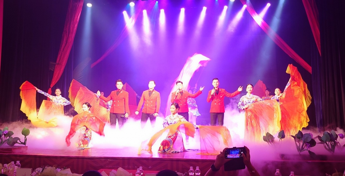 Tiết mục: Vút bay đất mẹ chín rồng 