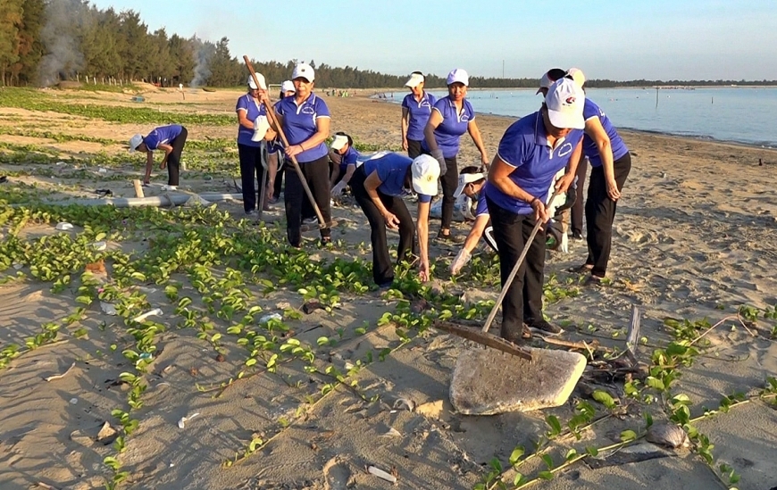 Người cao tuổi thôn Thuận An phối hợp với các nhóm thiện nguyện vì môi trường thực hiện mô hình “Mỗi tháng dành 1 ngày vì môi trường sáng, xanh, sạch, đẹp”.