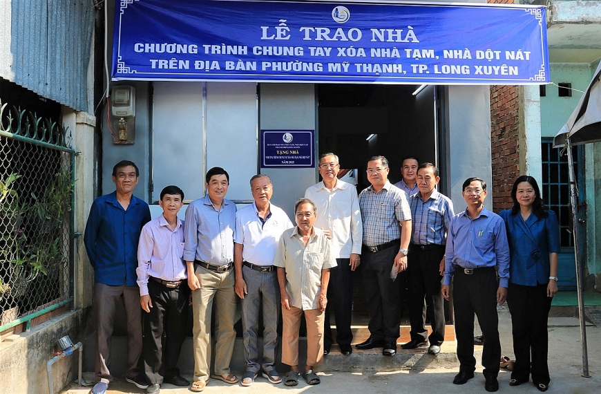 Lãnh đạo tỉnh và TP. Long Xuyên trao nhà thuộc Chương trình xóa nhà tạm, nhà dột nát.
