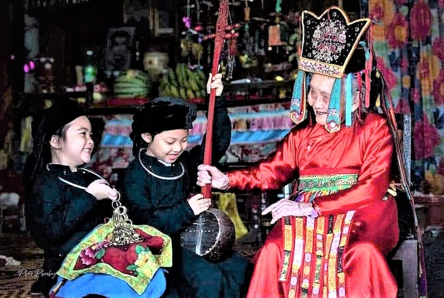 Cụ then Mỗ Thị Kịt trao truyền lòng yêu làn điệu then truyền thống cho cháu chắt.