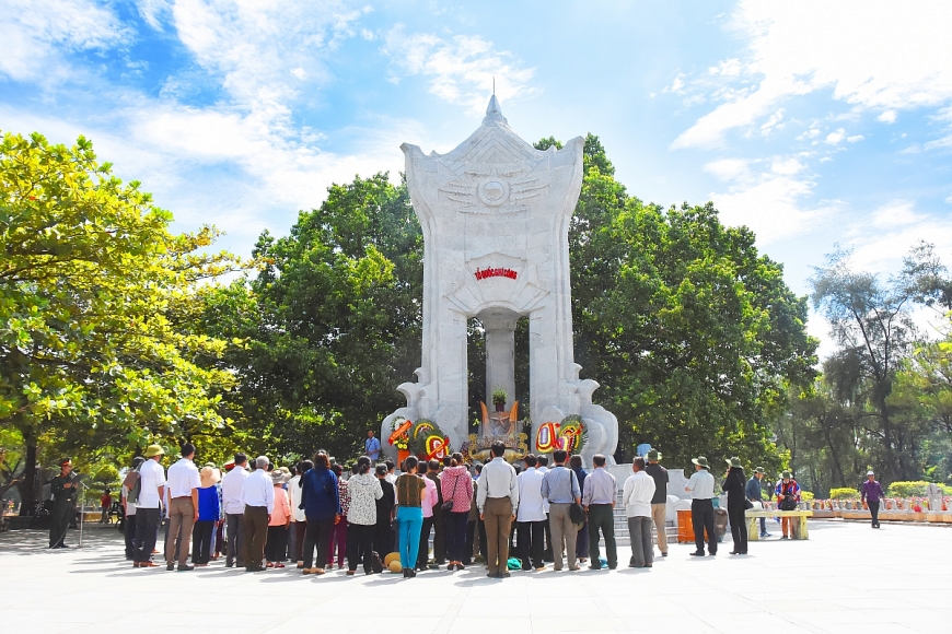 Viếng nghĩa trang liệt sĩ