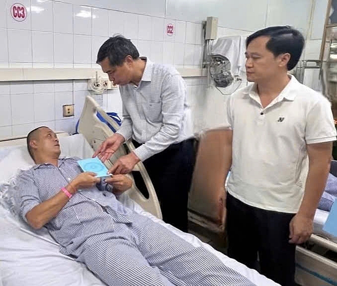 Lãnh đạo tỉnh Quảng Ninh thăm hỏi các nạn nhân đang được điều trị tại Bệnh viện đa khoa tỉnh Quảng Ninh