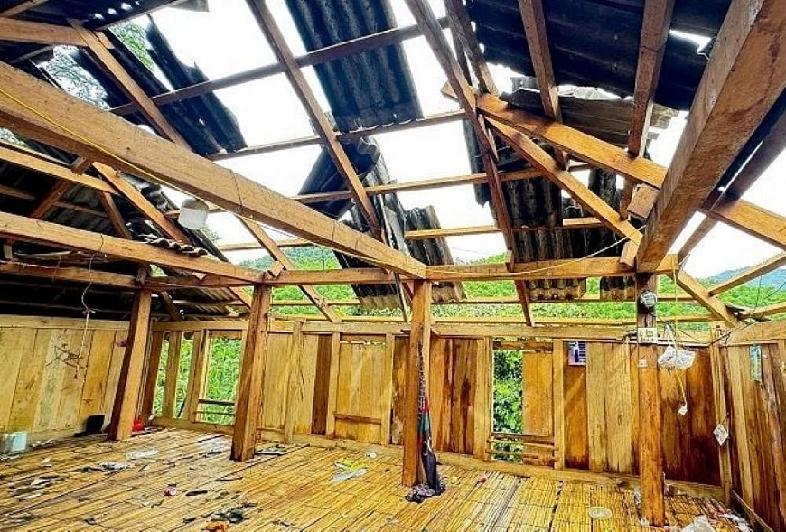 Hàng trăm nhà dân bị tốc mái do giông lốc. Ảnh: BTH