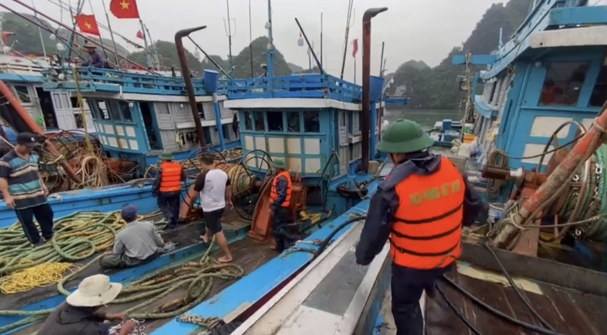 Cán bộ, chiến sĩ Hải đoàn Biên phòng 38 đã cùng ngư dân chằng buộc tàu thuyền, kiểm tra dây, phao, thu dọn lưới, ngư cụ