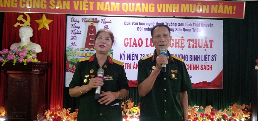 Ông Nguyễn Minh Đức và bà Nguyễn Thị Anh Đào đang song ca. 
