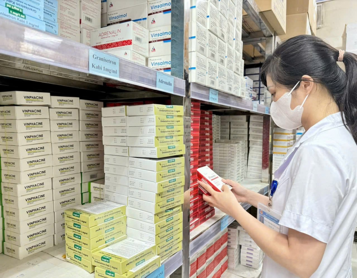 Bệnh viện Đa khoa tỉnh Ninh Bình dự trữ đầy đủ thuốc, vật tư y tế sẵn sàng ứng phó bão số 3