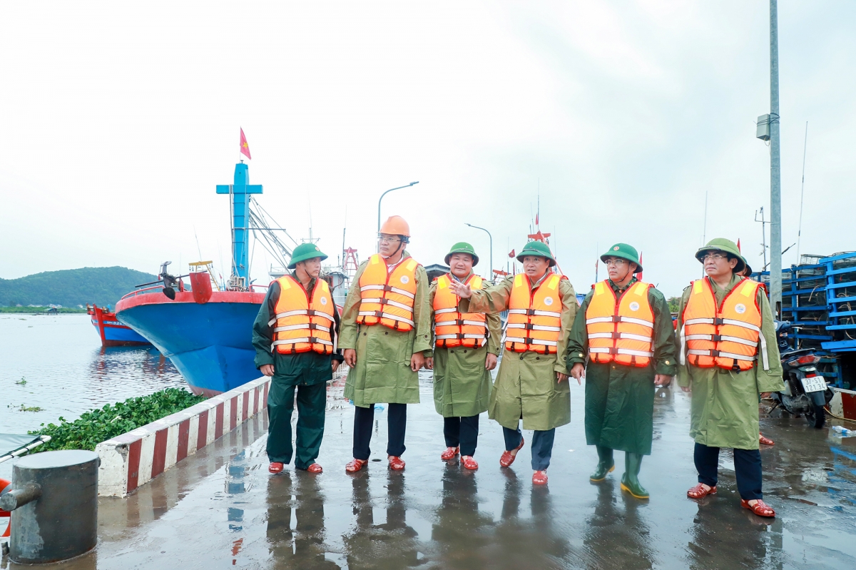 Đoàn lãnh đạo UBND tỉnh Nghệ An kiểm tra tình hình trước bão số 3