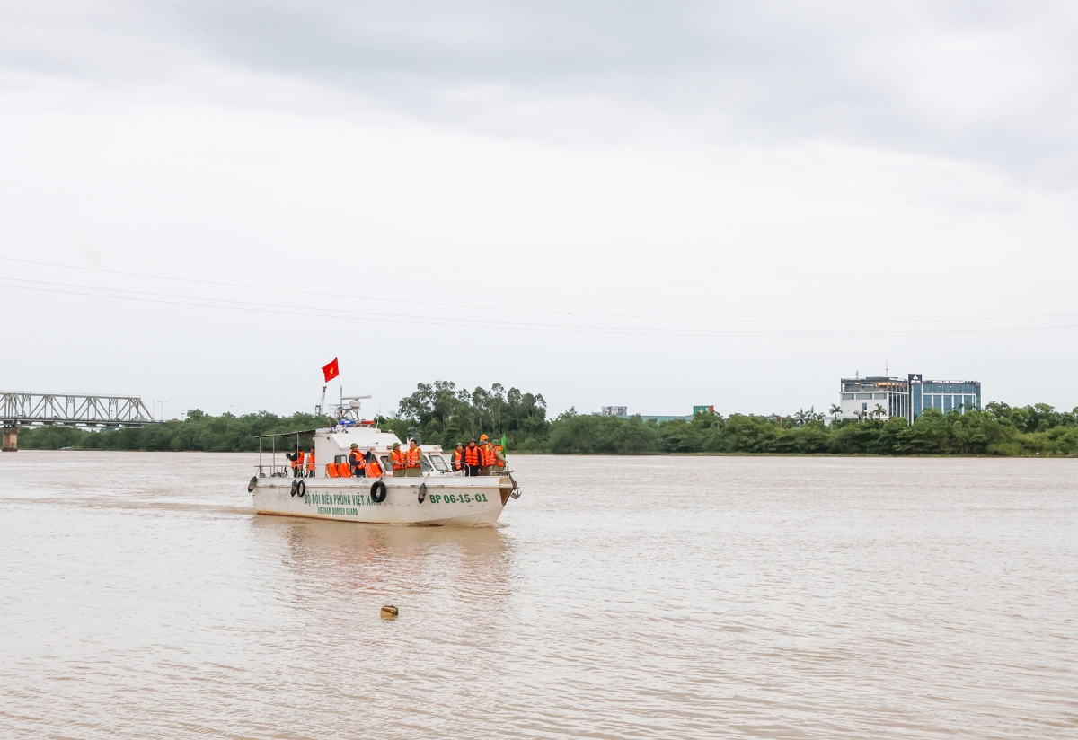 Đoàn lãnh đạo tỉnh đi kiểm tra thực tế tại Cửa Hội