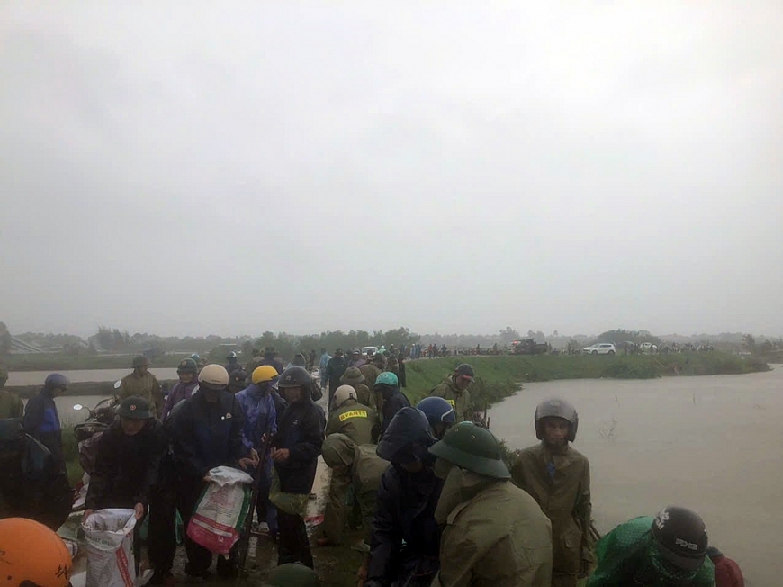 Xã Hoằng Châu, tỉnh Thanh Hóa huy động lực lượng gia cố tình trạng sạt lở mái đê do ảnh hưởng của bão số 3.