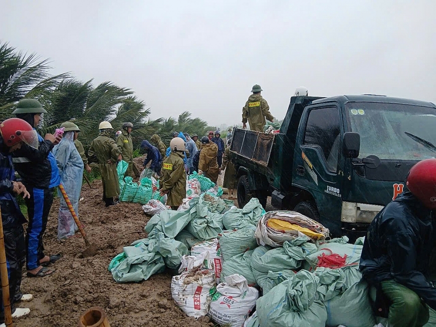 Huy động hơn 200 người xử lý sạt trượt mái đê ở Thanh Hóa do ảnh hưởng của bão số 3