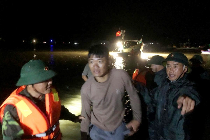 Cán bộ Đồn Biên phòng Thiên Cầm và các lực lượng đưa du khách vào bờ.