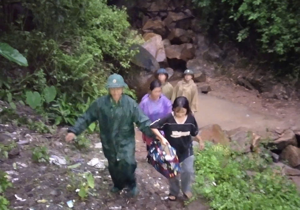 2Lực lượng chức năng xã Tam Chung nhanh chóng di dời người dân ra khỏi khu vực nguy hiểm