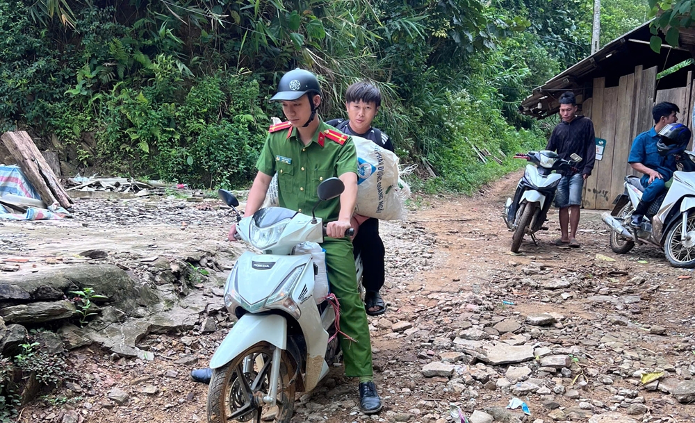 3Dù đường xá đi lại khó khăn, nhưng vì sự an toàn của người dân, các lực lượng chức năng xã Mường Lý khẩn trương di dời người dân đến nơi an toàn