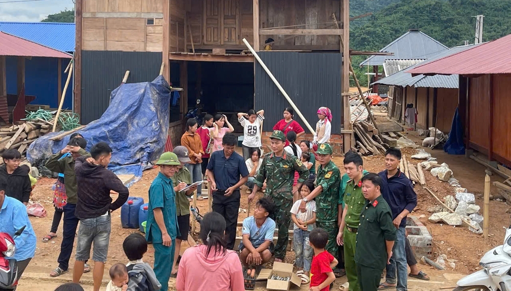 Công an xã Mường Lý phối hợp với các lực lượng chức năng tuyên truyền, vận động người dân di dời khỏi khu vực nguy hiểm đến nơi tránh trú an toàn