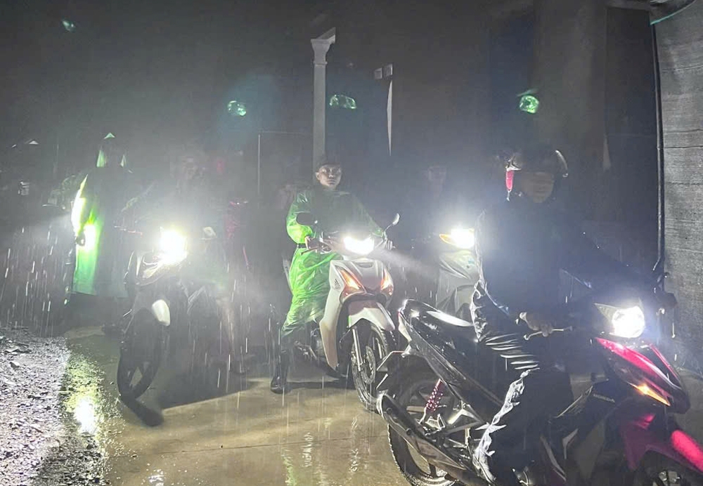 Trong đêm 21/7, các lực lượng chức năng nhanh chóng di dời người dân ở những khu vực nguy hiểm đến nơi an toàn