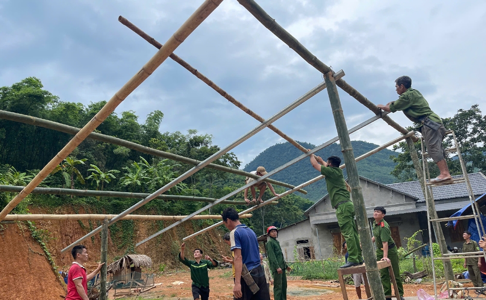 Công an xã Trung Hạ phối hợp dựng lán tạm để người dân có chỗ sinh hoạt, tránh trú bão