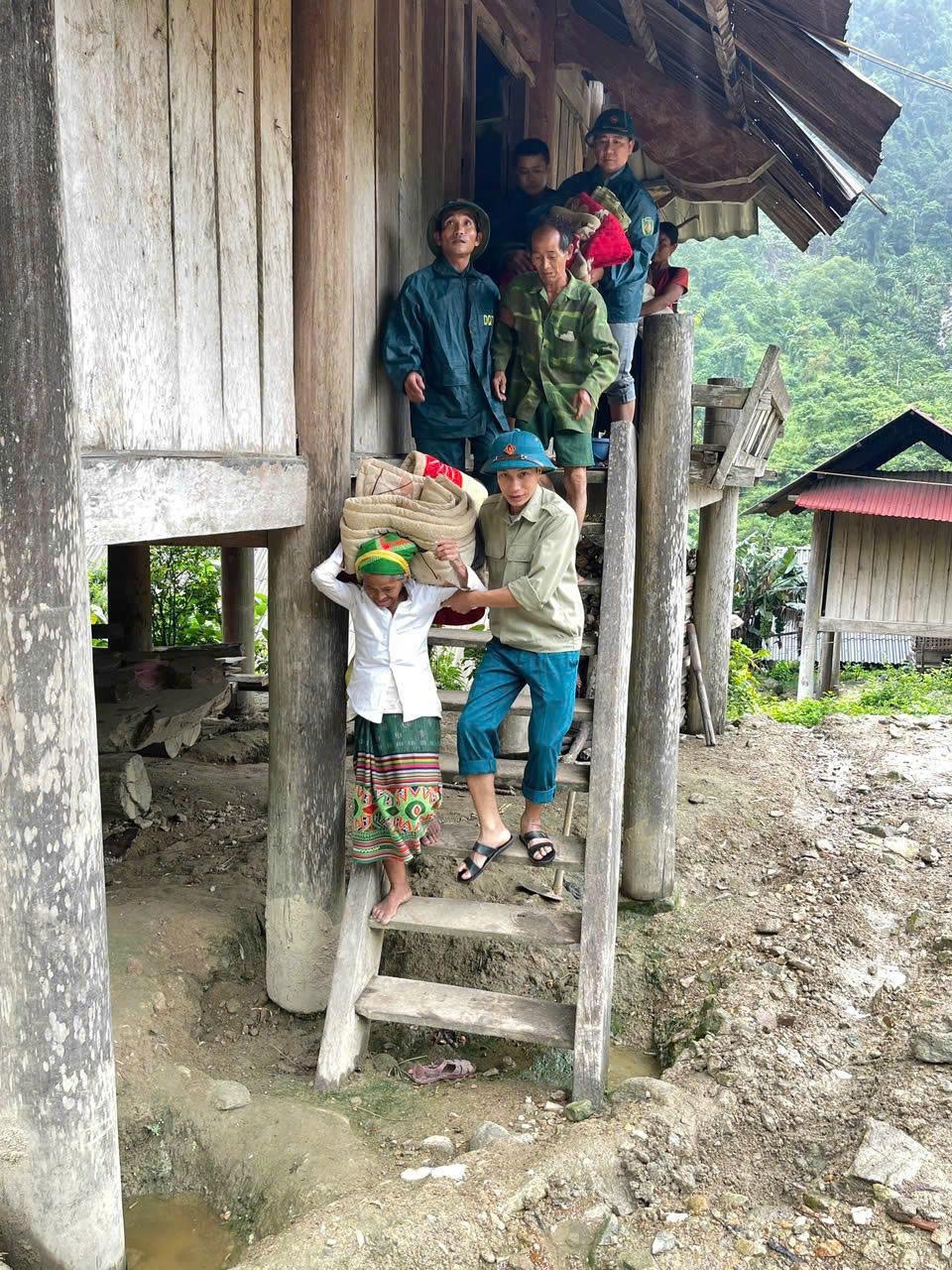 Nghệ An : 19 hộ dân sơ tán vì bị chia cắt với trung tâm xã do mưa lớn