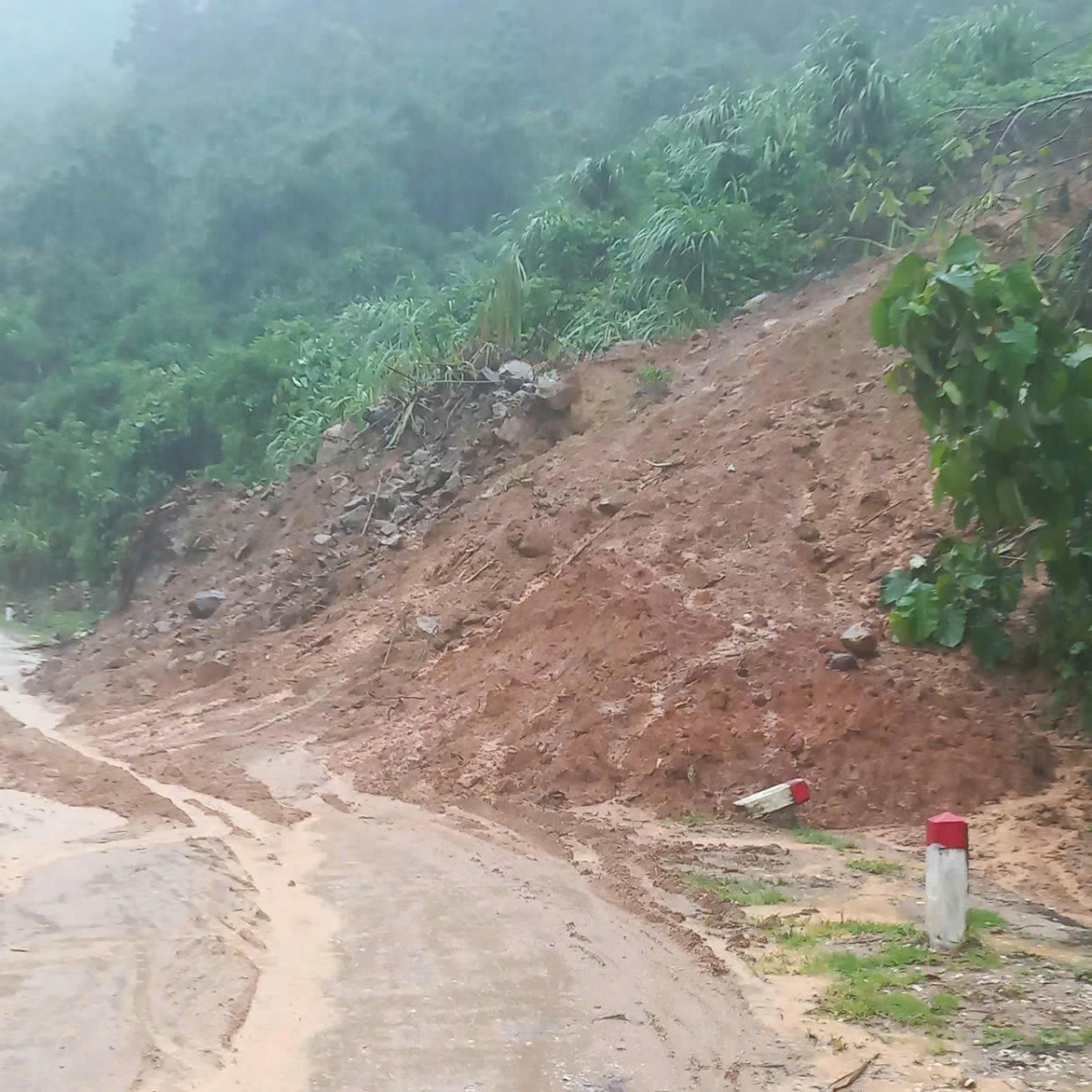 Nghệ An : 19 hộ dân sơ tán vì bị chia cắt với trung tâm xã do mưa lớn