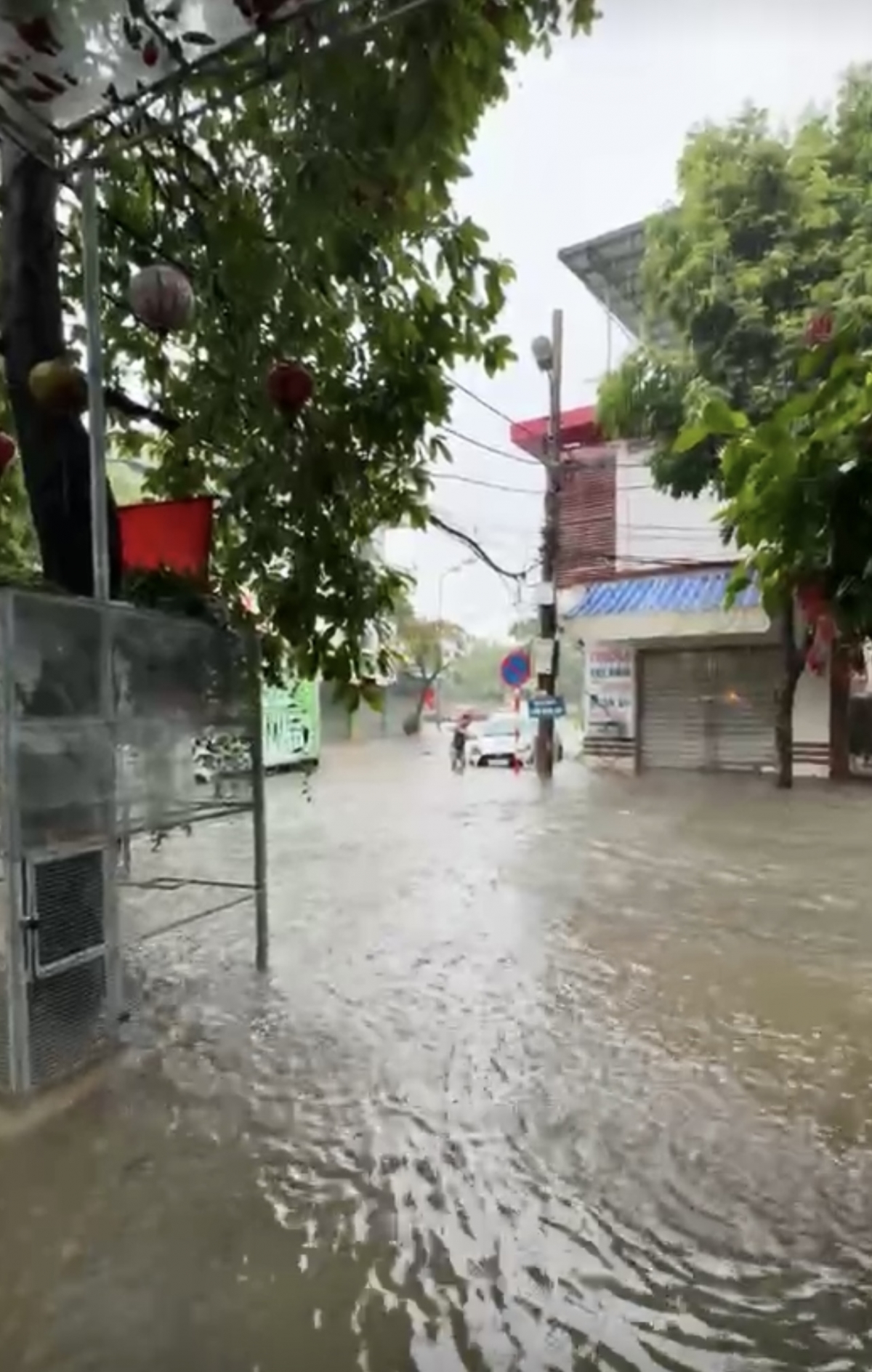 Nước ngập đường Chu Văn An, phường Hạc Thành, Thanh Hóa (gần sông Mã)