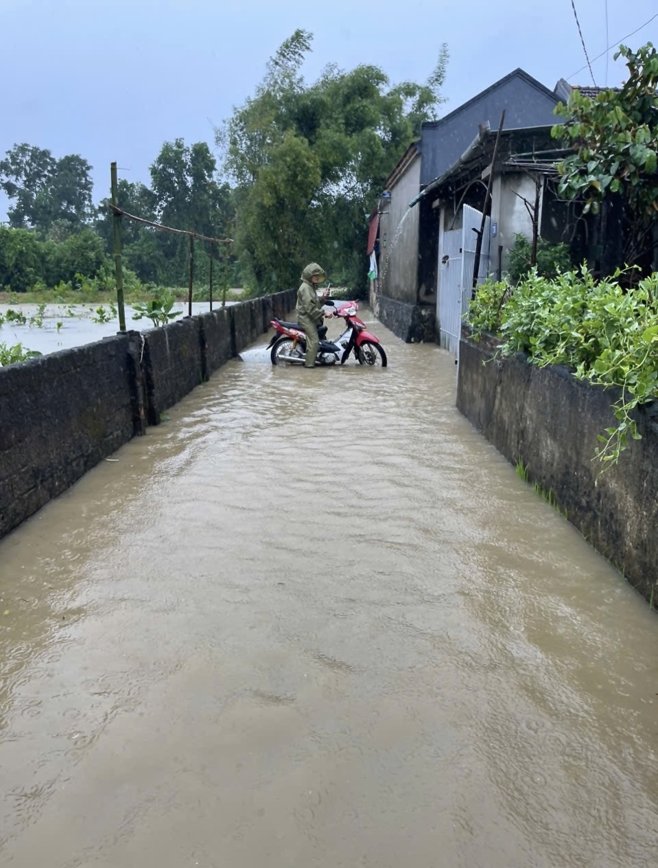 Nước ngập sâu tại xã Nông Cống (Thanh Hóa), gần khu vực sông Yên