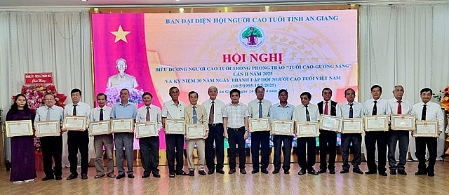 Lãnh đạo tỉnh An biểu dương những cá nhân tiêu biểu trong phong trào thi đua “Tuổi cao - Gương sáng” lần 2 năm 2025