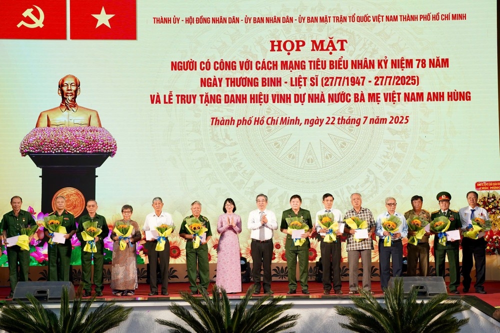 Lãnh đạo TP.Hồ Chí Minh trao các phần quà tri ân đến anh hùng liệt sĩ, người có công tiêu biểu, thương binh và gia đình chính sách
